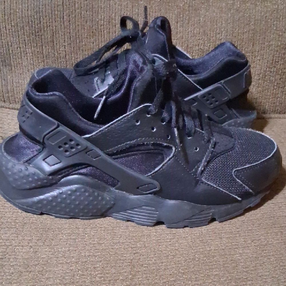 Men's Black Athletic Shoes